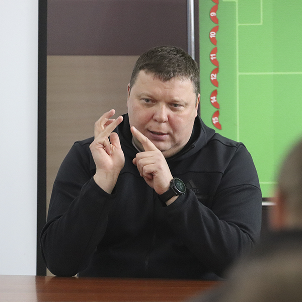 Александр Седнев пообщался с тренерами школы
